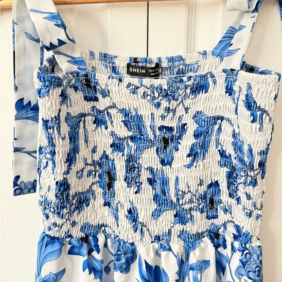 White Maxi Dress with Blue Floral Print and Tie Straps Smocked Summer SHEIN - Picture 7 of 12